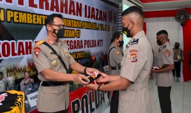 Serahkan-Ijazah-Kepada-249-Siswa-Bintara-Polri-Angkatan-47,-Wakapolda-NTT-Harap-Ilmu-Yang-Didapatkan-Dapat-Bermanfaat-Dalam-Melaksanakan-Tugas