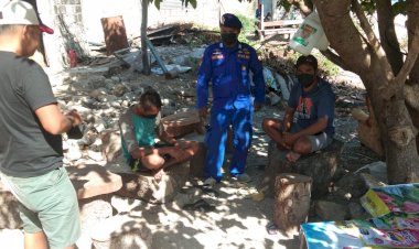 Cegah-Gangguan-Kamtibmas-di-Daerah-Pesisir-Kupang,-Personel-Ditpolairud-Polda-NTT-Gelar-Patroli-Dialogis