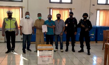 Penuhi-Kebutuhan-Vaksin-di-Provinsi-NTT,-Personel-Polda-NTT-Kawal-1-Koli-Aztra-Zeneca