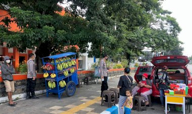 Cegah-Terjadinya-Tindak-Kejahatan,-Personel-Ditbinmas-Polda-NTT-Beri-Imbauan-Kamtibmas-Kepada-Para-PKL-di-Kota-Kupang