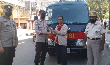 Personel-Ditbinmas-Polda-NTT-Terus-Beri-Imbauan-Prokes--dan-Bagikan-Masker-kepada-Masyarakat