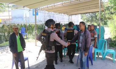 Cipta-Kondisi-Kamtibmas-Aman,-Personel-Satbrimob-Polda-NTT-Gelar-Patroli-Jarak-Jauh