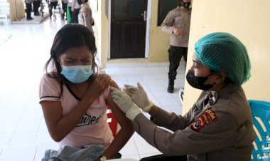 Peringati-HUT-ke-74,-Polwan-Polda-NTT-Gelar-Kegiatan-Vaksinasi-Covid-19