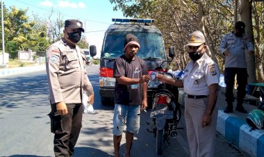Upaya-Penanganan-Covid-19,-Personel-Ditbinmas-Polda-NTT-Bagi-Masker-Gartis-ke-Warga