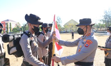 Upacara-Pembaretan-Perwira-dan-Bintara-Remaja-Ditsamapta,-Kapolda-NTT-:-Tradisi-ini-Merupakan-Titik-Awal-pelaksanan-Tugas-Kedepan-yang-Lebih-Baik