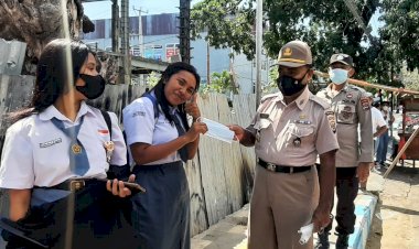 Sambangi-Pelajar-SMA-di-Kota-Kupang,-Personel-Ditbinmas-Polda-NTT-Bagi-Masker-Gratis-dan-Imbau-Disiplin-Prokes