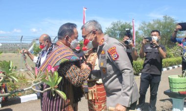 Tiba-di-Bandara-El-Tari-Kupang,-Mendagri-Disambut-Hangat-Kapolda-NTT