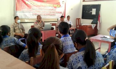 Implement-Program-Prioritas-Kapolri,-Personel-Ditbinmas-Polda-NTT-Gelar-Penyuluhan-Terkait-Pencegahan-Paham-Terorisme,-Radikalisme,-dan-Intoleransi-di-SMP-N-1-Kupang