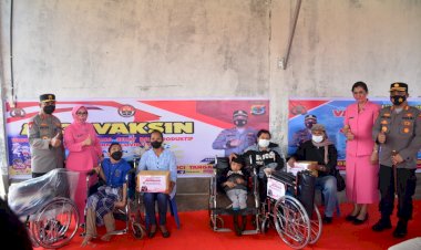 Kunjungi-Polres-TTS,-Kapolda-NTT-dan-Ketua-Bhayangkari-Daerah-NTT-Beri-Bantuan-Sosial-kepada-Masyarakat