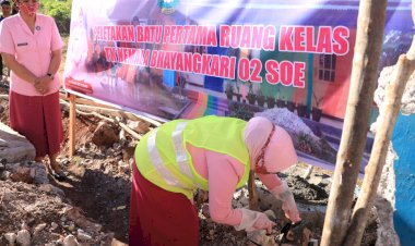 Ketua-Bhayangkari-Daerah-NTT-Letakan-Batu-Pertama-Bangun-Ruang-Kelas-TK-Kemala-Bhayangkari-Soe