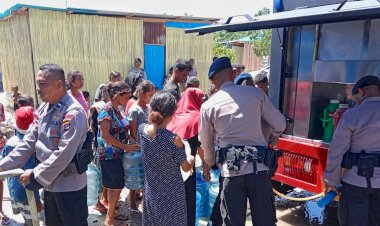 Penuhi-Kebutuhan-Warga,-Anggota-Satbrimob-Polda-NTT-Bagikan-Air-Bersih-Gratis-di-Noelbaki