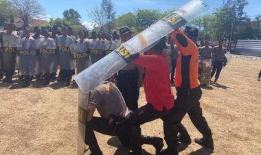 Tingkatkan-Kemampuan-dan-Antisipasi-Unras,-Anggota-Ditsamapta-Polda-NTT-Gelar-Latihan-Dalmas-Lanjutan