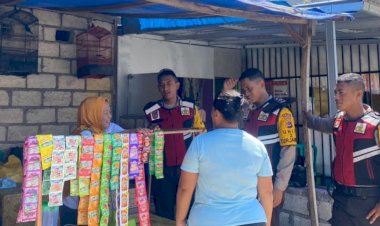 Sambangi-Warga,-Anggota-patroli-Subditgasum-Ditsamapta-Polda-NTT-Beri-Imbauan-Kamtibmas