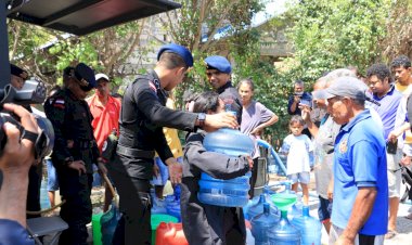 Kembali-Satuan-Brimob-Polda-NTT-Bagikan-Air-Bersih-Secara-Gratis,-Kali-ini-Giliran-Warga-Oebelo-yang-Disambangi