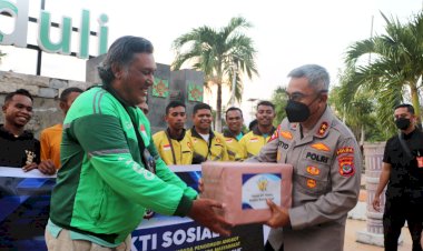 Pasca-Penyesuaian-Harga-BBM,-Serentak-Jajaran-Polda-NTT-Salurkan-Bansos-kepada-para-Sopir-Angkot-dan-Pengemudi-Ojol
