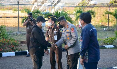 Kapolda-NTT-Sambut-Hangat-Kedatangan-Tim-Komisi-III-DPR-RI-di-Bandara-Eltari-Kupang
