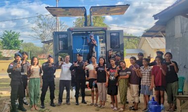 Anggota-Brimob-Polda-NTT-Distribusi-Air-Siap-Konsumsi-kepada-Warga-Desa-Batu-Cermin-Labuan-Bajo