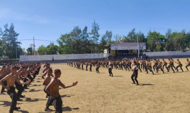 Asah-Kemampuan,-Ratusan-Bintara-Remaja-Ditsamapta-Polda-NTT-Latih-Beladiri-Polri