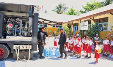 Selain-Suplai-Air-Siap-Konsumsi,-Anggota-Brimob-Polda-NTT-pun-Perkenalkan-Kelebihan-Mobil-Water-Treatment-dan-Water-Gen-Kepada-Siswa-SD-GMIT-Naioni