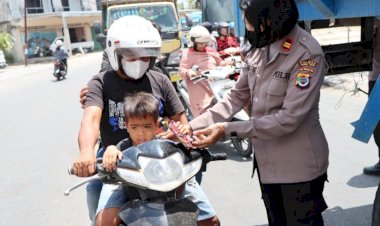 Hari-Jadi-ke-74,-Srikandi-Bhayangkara-Polres-Sumba-Timur-Bagi-Bagi-Coklat-kepada-Masyarakat