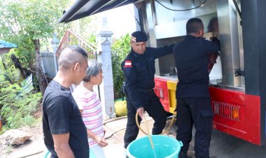 Penuhi-Kebutuhan-Air-di-Musim-Kemarau,-Anggota-Satbrimobda-NTT-Bagi-Air-Bersih-Bagi-Masyarakat