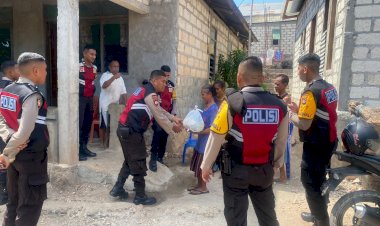 Patroli-Harkamtibmas,-Anggota-Ditsamapta-Polda-NTT-Bagikan-Sembako-kepada-Warga-Kurang-Mampu