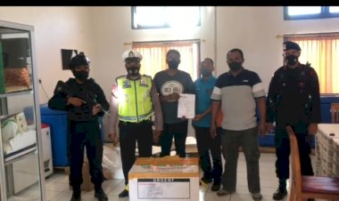 39-Vial-Vaksin-Pfizer-Tiba-di-Kupang,-Dikawal-Ketat-Oleh-Personel-Gabungan-Polda-NTT