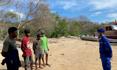 Dengan-Humanis-Personel-Ditpolairud-Polda-NTT-Berikan-Imbau-Kamtibmas-Kepada-Warga-Pesisir-Flotim