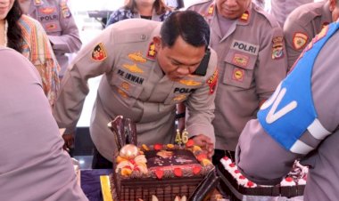 Kehangatan-Dalam-Syukuran-Hari-Bhayangkara-ke-76-dan-Ulang-Tahun-Kapolres-Kupang