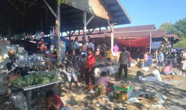 Laksanakan-Pam-Pasar,-Personil-Polsek-Alor-Timur-Berikan-himabauan-Kepada-Pengunjung-dan-Pedagang-Pasar