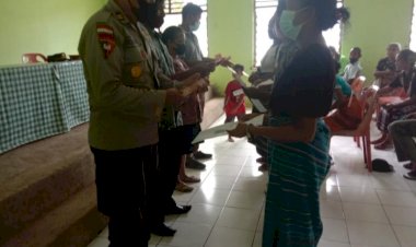 Kapolsek-Biut-Pantau-Penyaluran-BLT-di-Desa-Taunbaen