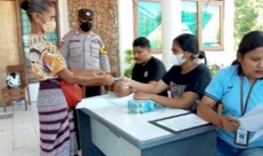 Dampingi-Petugas-Pos-Indonesia,-Ini-yang-Dilakukan-Bhabinkamtibmas-Nunmafo