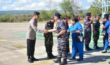 Kembali-ke-Surabaya,-Wakapolda-NTT-Bersama-Forkopimda-Antar-Keberangkatan-Panglima-Koarmada-II