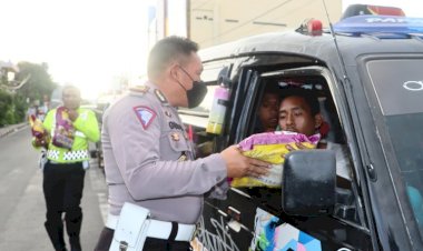 Pasca-Kenaikan-Harga-BBM,-Puluhan-Sopir-Angkutan-Kota-Dapat-Bantuan-Sembako-dari-Polres-Ende