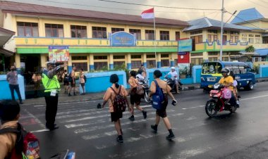 Tetap-Semangat-Melayani-Masyarakat,-Satlantas-Polres-Ende-Rutin-Melaksanakan-Pengaturan-Pagi-dan-Siang-hari-di-Zona-Sekolah