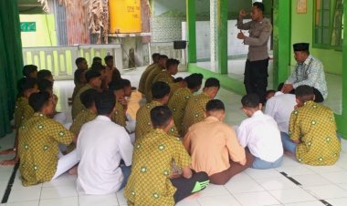 Polisi-Kita--Cegah-Kenakalan-Remaja,-Bripka-Hendra-Yanto-Abbas-Beri-Pembinaan-dan-Penyuluhan-di-Sekolah-MAN-Ende