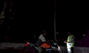 Cegah-Gangguan-Kamtibmas-Malam-Hari,-Ka-Spkt-Polsek-Pulau-Ende-Rutin-Melaksanakan-Patroli,-Sambang-dan-Himbauan-Kamtibmas