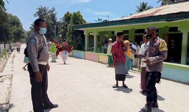 Polsek--Beri-Rasa-Aman-Saat-Umat-Melaksanakan-Sholat-Jumat,-Personil-Polsek-Maurole-Melaksanakan-Pengamanan