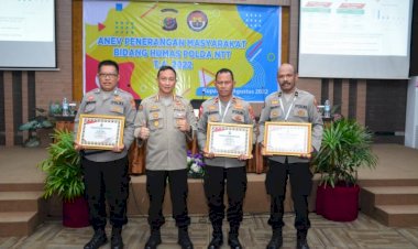 Humas-Polres-Ende-Terima-Penghargaan-Dari-Kapolda-NTT