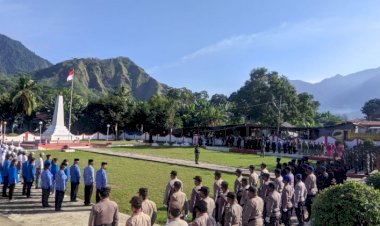Sambut-HUT-RI-Ke-77-Kapolres-Ende-Hadiri-Upacara-Tabur-Bunga-di-Taman-Makam-Pahlawan-Maribhara-Ende