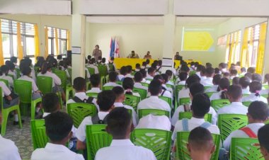 Kompak,Sat-Binmas-dan-Lantas-Polres-Belu-Turun-ke-SMA-Kristen-Imbau-Pelajar-Jauhi-Kenakalan-Remaja-dan-Tertib-Lalu-Lintas