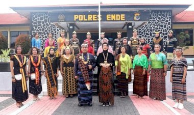 Sambut-Hari-jadi-Polwan-ke-74,-Srikandi-Polres-Ende-Tampil-Cantik-Mengenakan-Busana-Adat-Daerah-Nusa-Tenggara-Timur