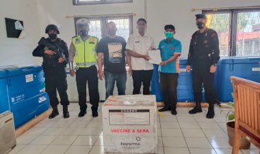 Personel-Polda-NTT-Lakukan-Pengamanan-dan-Pengawalan-Kedatangan-614-Vial-Vaksin-Pfizer