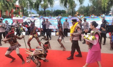 Tarian-Cakalele-Sambut-Kapolda-NTT-Irjen-Pol.-Drs.-Johni-Asadoma,-M.Hum.,-di-Mapolda-NTT