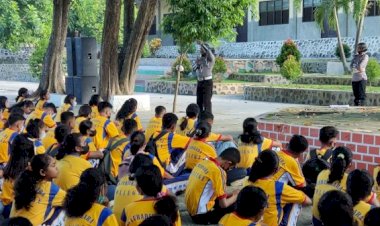 Tekan-Angka-Kecelakaan-Dikalangan-Pelajar,-Satlantas-Polres-Ende-Sosialisasikan-UU-No-22-Tahun-2009-Tentang-LLAJ-di-Sekolah