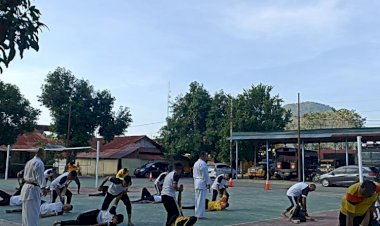 Untuk-Mengasah-Kemampuan-dan-Menjaga-Stamina-Tubuh-Agar-Tetap-Prima,-Personel-Polres-Ende-Rutin-Latihan-Fungsi-dan-Latihan-Bela-Diri-Polri