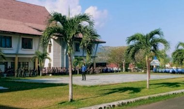 Kabagops-Hadiri-Apel-Hari-Kesadaran-Nasional-di-Halaman-Kantor-Bupati-Ende
