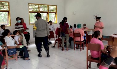 Bhabinkamtibmas-Polsek-Nagawutung-Pantau-Langsung-Giat-Vaksinasi-Anak-Merdeka-Di-SD-Loang-1.