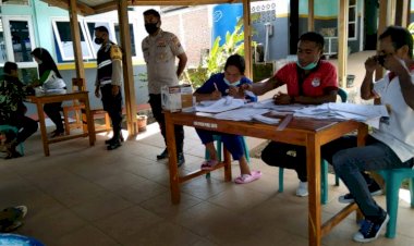 Kanit-Binmas-Polsek-Buyasuri-Bersama-Babinsa-Lakukan-Pengamanan-dan-Pantau-Langsung-Giat-Vaksinasi