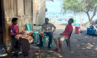 Sambangi-Para-Nelayan-Kanit-Patroli-Sat-Polair-Polres-Lembata-Pastikan-Tidak-Ada-Yang-Gunakan-Peledak-Dan-Pukat-Harimau